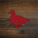 rote Illustration von einer Ente in verschiedene Fleischcuts unterteilt auf dunklem Holzhintergrund