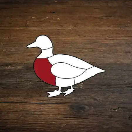 weiße Illustration von einer Ente in verschiedene Fleischcuts unterteilt der Brustbereich ist rot eingezeichnet auf dunklem Holzhintergrund