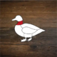 Weiße Illustration einer Ente unterteilt in verschiedene Fleischcuts vor braunem Holzhintergrund. Rot markiert ist der Entenhals.