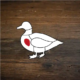 Weiße Illustration einer Ente unterteilt in verschiedene Fleischcuts vor braunem Holzhintergrund. Rot markiert ist das Herz.