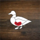 Weiße Illustration einer Ente unterteilt in verschiedene Fleischcuts vor braunem Holzhintergrund. Rot markiert ist die Leber.